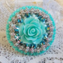 Anello Blue Flowers Haute-Couture ricamato con una rosa in resina e cristalli Swarovski 